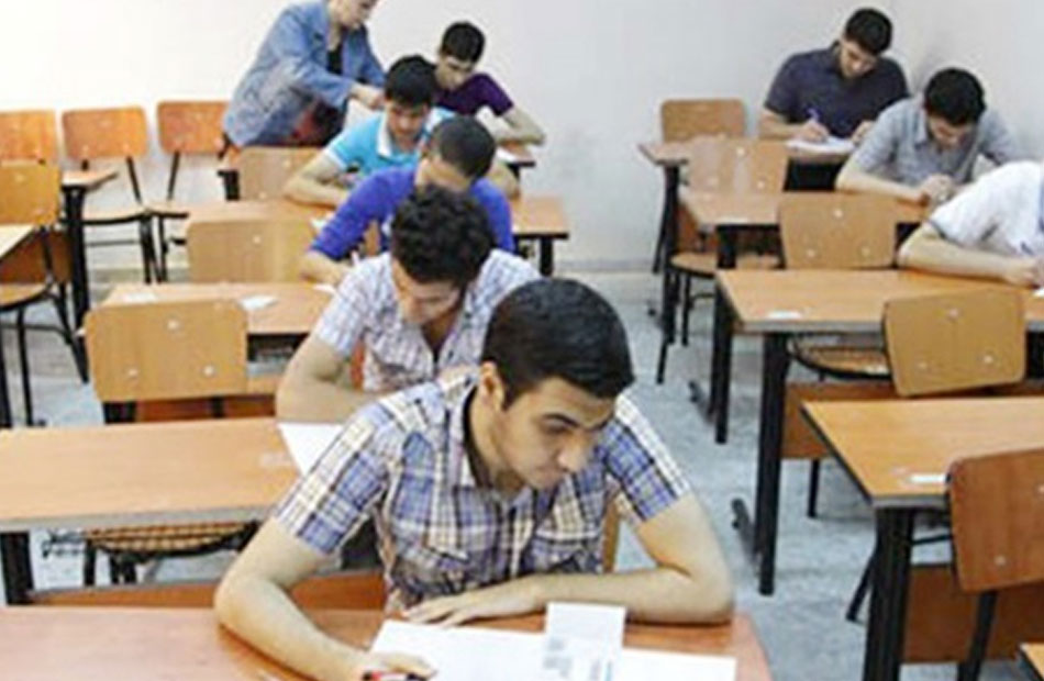 طلاب الصف الثانوي العام يؤدون امتحان مادة الأحياء والفلسفه