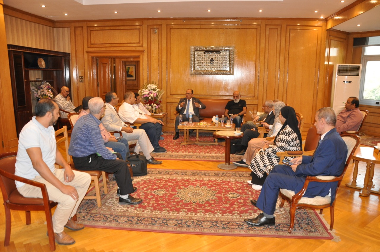 رئيس جامعة حلوان يجتمع مع منسقى الجامعة الأهلية لمتابعة آخر المستجدات بها