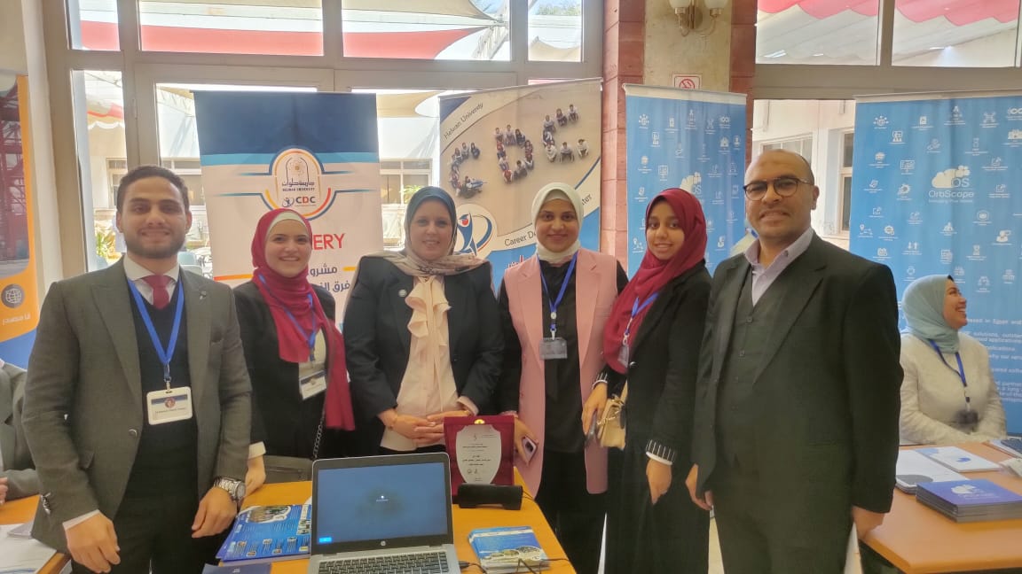فريق من جامعة حلوان المشارك في مؤتمر رواد 2022